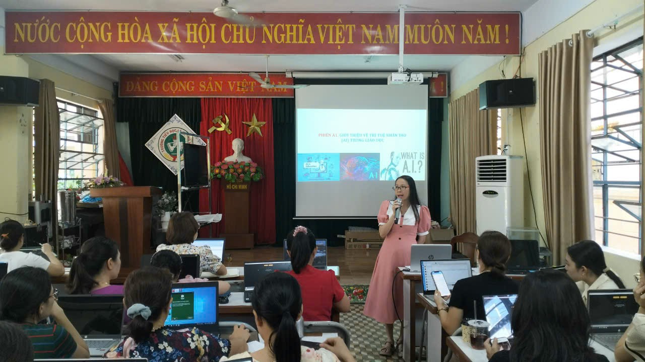 Tập huấn sử dụng trí tuệ nhân tạo vào dạy học và hoạt động giáo dục